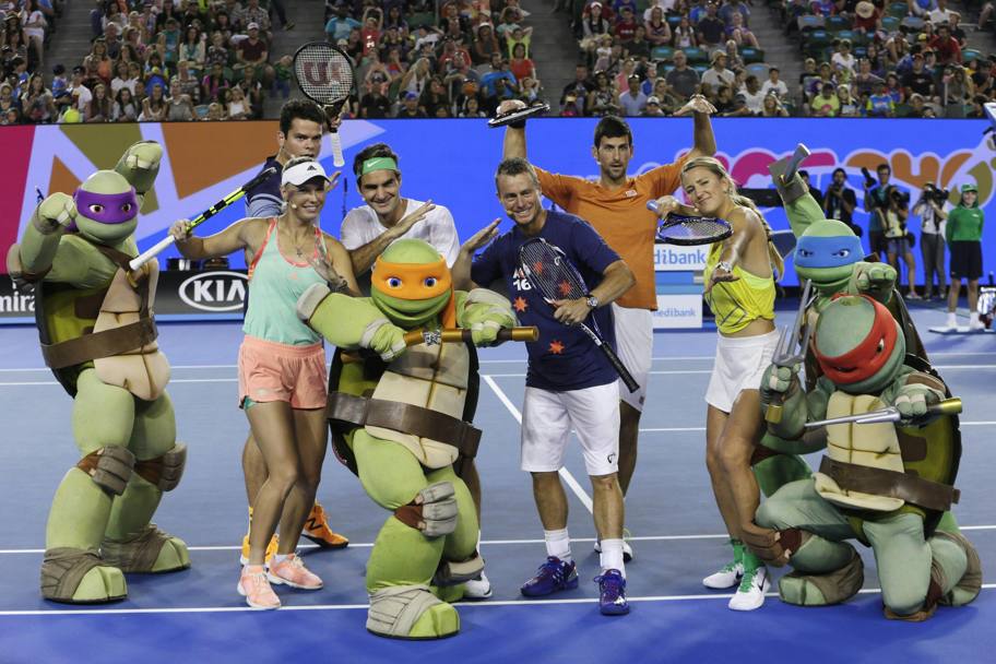 Raonic, Federer, Wozniacki, Hewitt, Azarenka e Djokovic posano attorniati dalle tartarughe Ninja fra il visibilio dei piccoli tifosi (Epa)